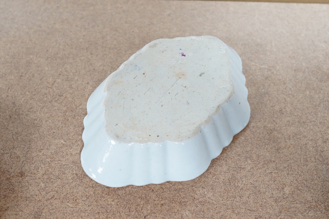 A late 18th Century Chinese export famille rose spoon dish, 13cm wide